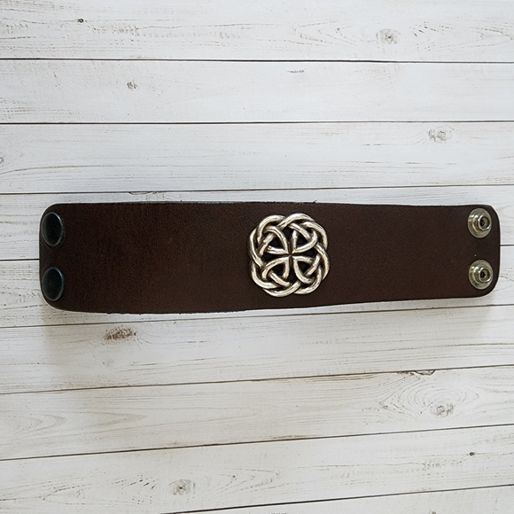 Leather bangle bracelet - Picture 2 of 3